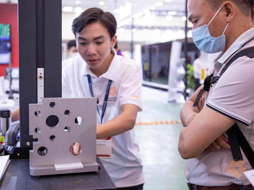 Kỹ sư của Tecotec mô tả chi tiết thiết bị đo cao Mahr đến khách hàng