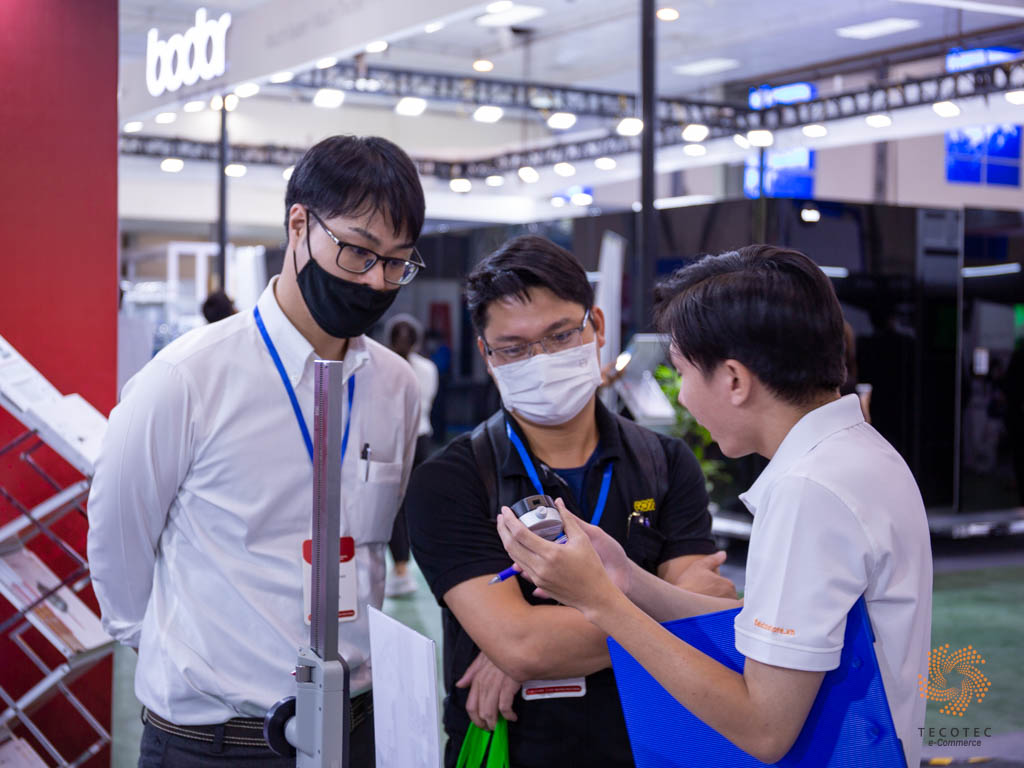 Khách hàng chăm chú nghe tư vấn sản phẩm