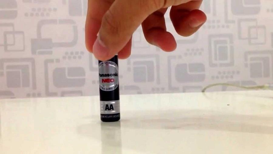 Kiểm tra pin sống hay chết bằng cách thả nhẹ xuống mặt phẳng Kiểm tra pin sống hay chết bằng cách thả nhẹ xuống mặt phẳng