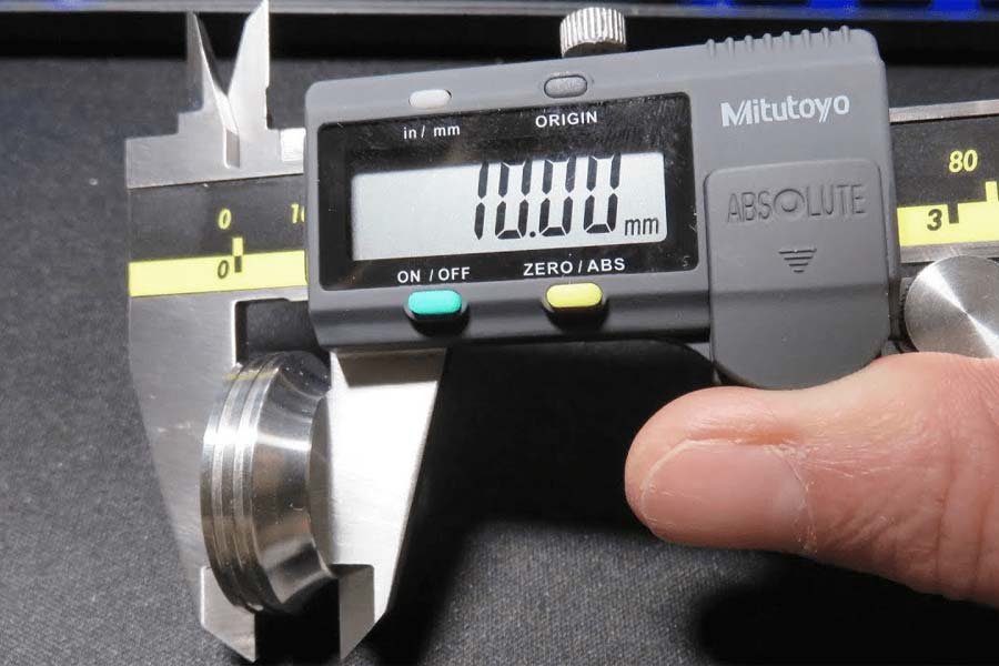 Thước cặp sử dụng trong phòng thí nghiệm kỹ thuật hóa học