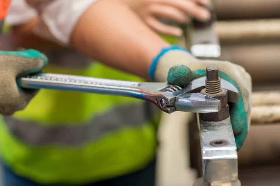 Sử dụng mỏ lết trong thao tác công việc gia công, sửa chữa