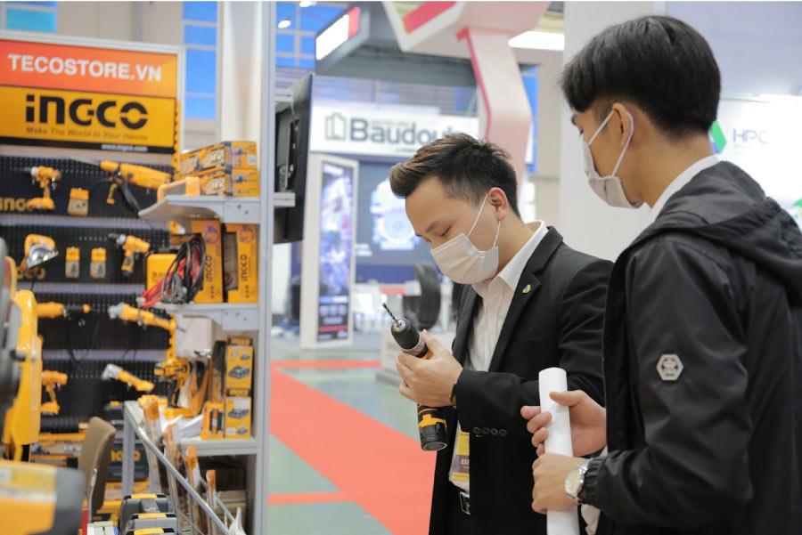 Khách hàng trải nghiệm máy khoan INGCO