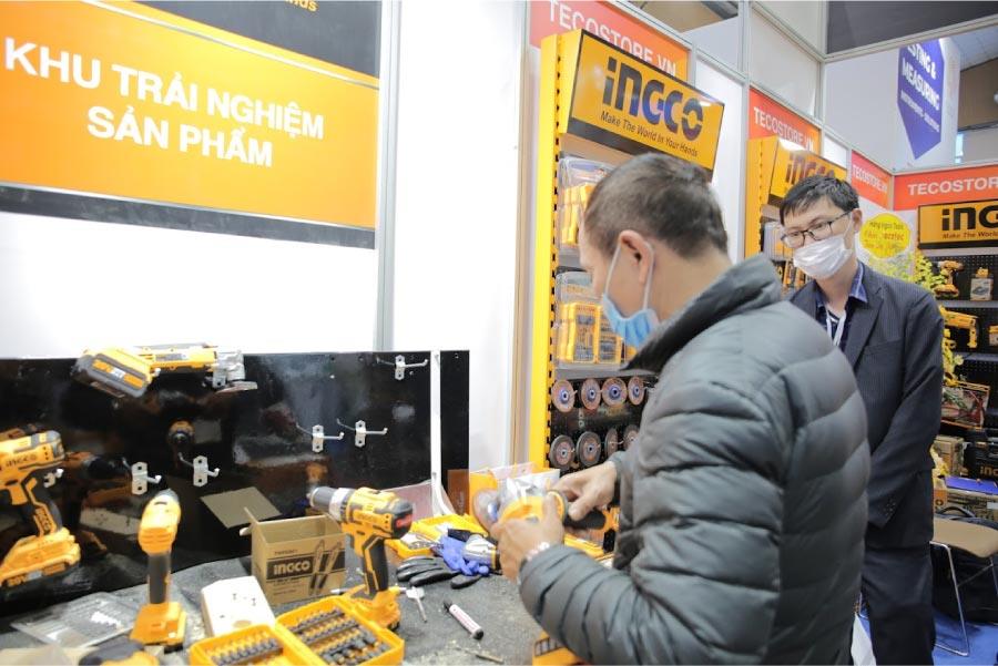 Khách hàng trải nghiệm máy mài INGCO