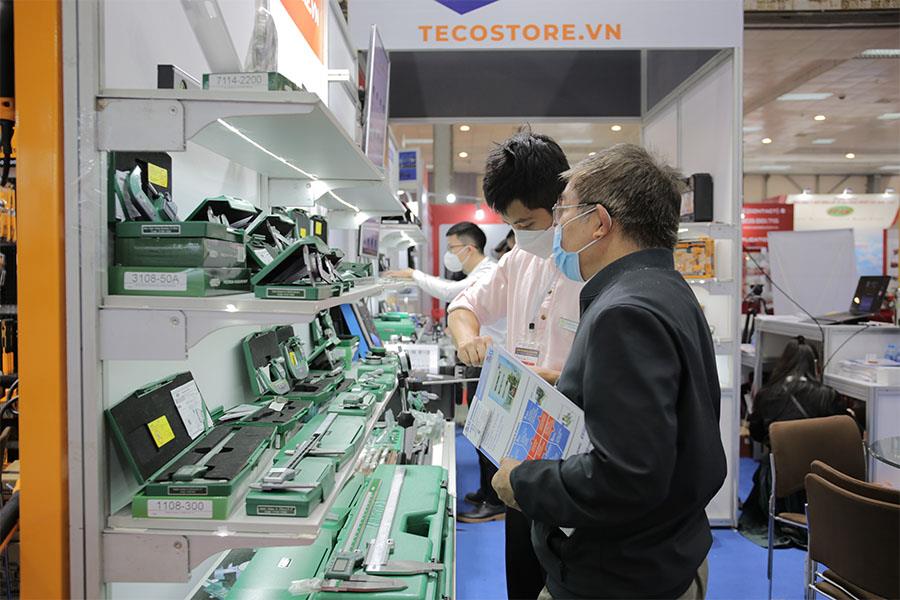 Tư vấn viên giới thiệu thước kẹp cho khách hàng