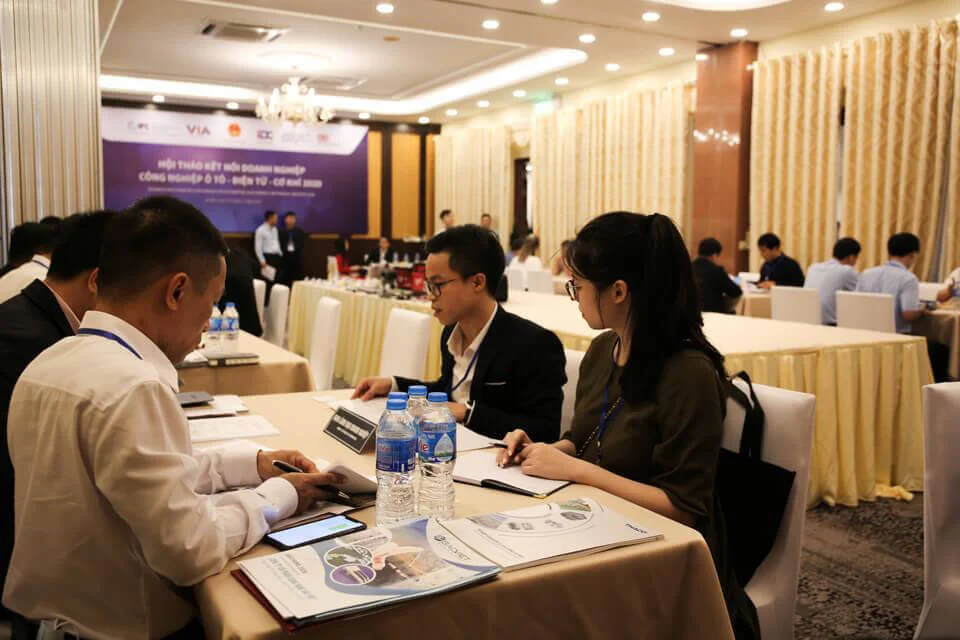 Khung cảnh phiên đàm phán 1-1 giữa bên mua và bên bán Khung cảnh phiên đàm phán 1-1 giữa bên mua và bên bán