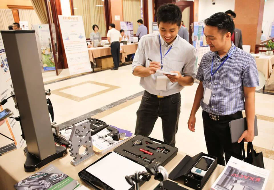 Các kỹ sư của Tecostore tại không gian triển lãm trưng bày sản phẩm Các kỹ sư của Tecostore tại không gian triển lãm trưng bày sản phẩm