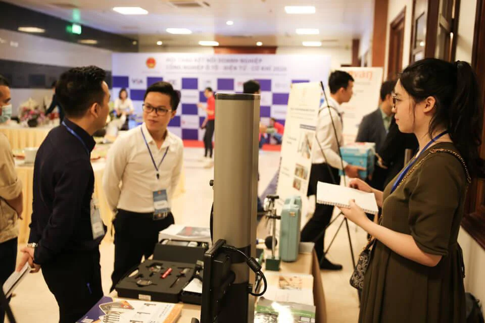 Các kỹ sư của Tecostore tại không gian triển lãm trưng bày sản phẩm Các kỹ sư của Tecostore tại không gian triển lãm trưng bày sản phẩm