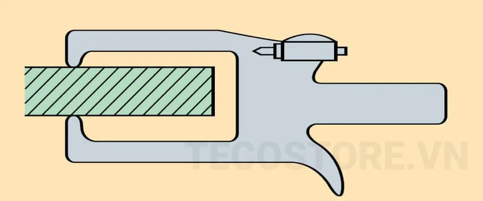 Đo độ dày phần đuôi của chi tiết phôi nhô ra kiểu đồng hồ hướng lên trên