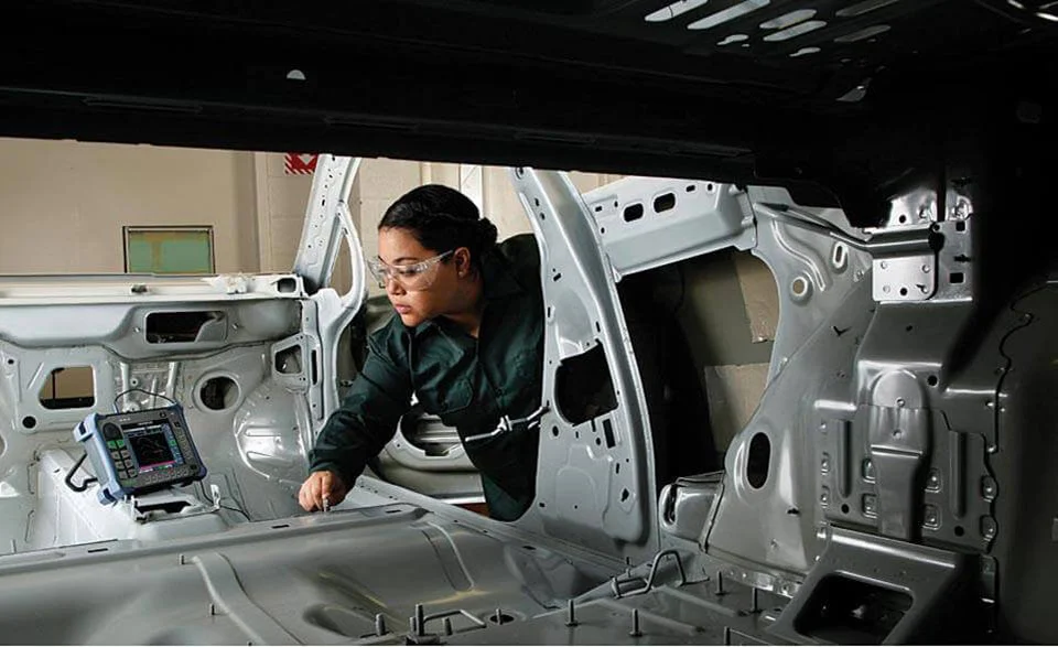 Công nhân đánh giá chất lượng xe Công nhân đánh giá chất lượng xe trong nhà máy