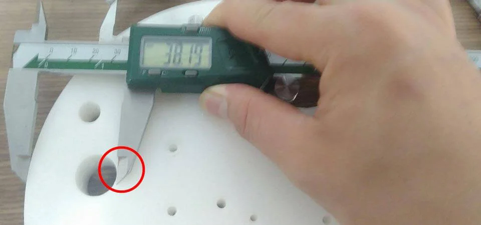 Dùng đầu vắt của mỏ đo để căn đo chuẩn xác hơn