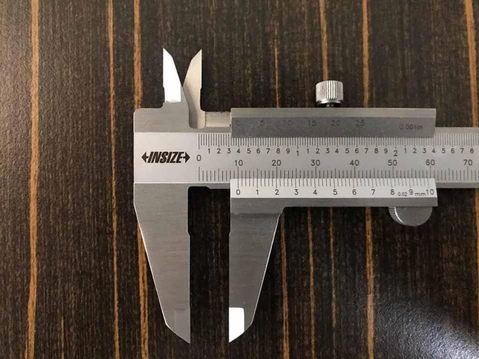 Vạch 0 trên thước phụ trùng vạch 10 trên thước chính