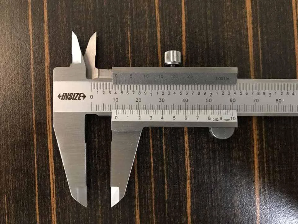  Vạch 0 trên thước phụ không trùng với vạch nào trên thước chính