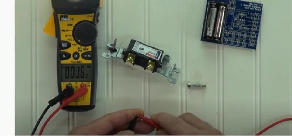 Xác định ampe kìm hoạt động tốt bằng cách chạm 2 đầu que đo