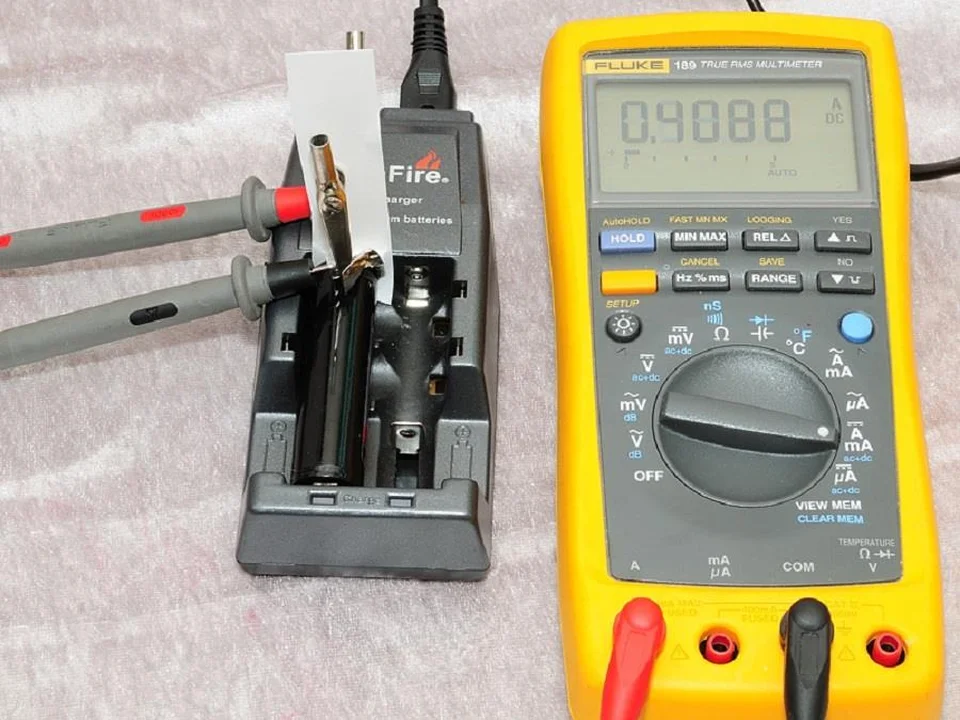 Sử dụng đồng hồ vạn năng kỹ thuật số đo dòng điện. Sử dụng đồng hồ vạn năng kỹ thuật số đo dòng điện.