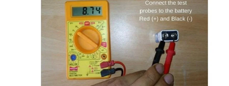 Kết nối đầu dò với cực của pin