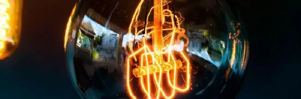 Trong khi dòng điện một chiều chạy cố định thì dòng điện xoay chiều thay đổi theo hướng tuần hoàn