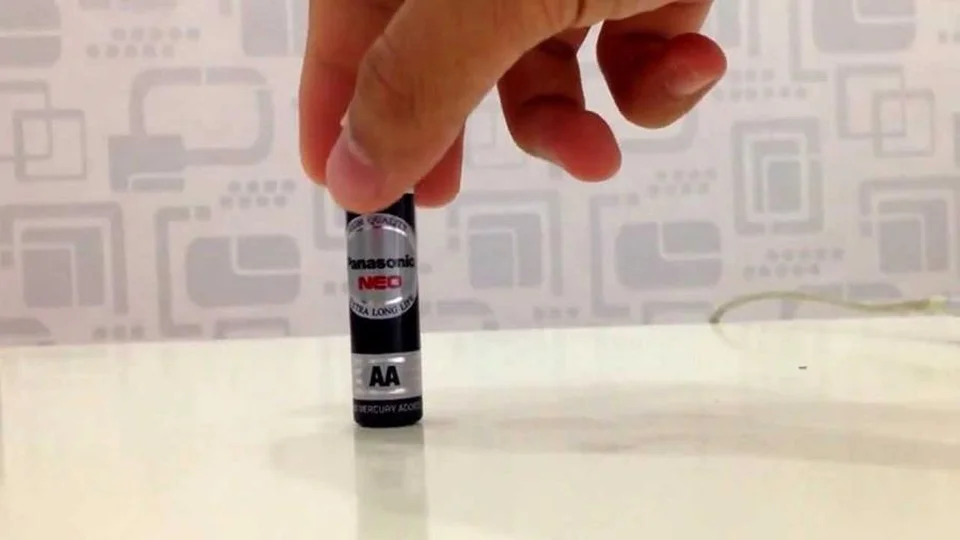 Kiểm tra pin sống hay chết bằng cách thả nhẹ xuống mặt phẳng