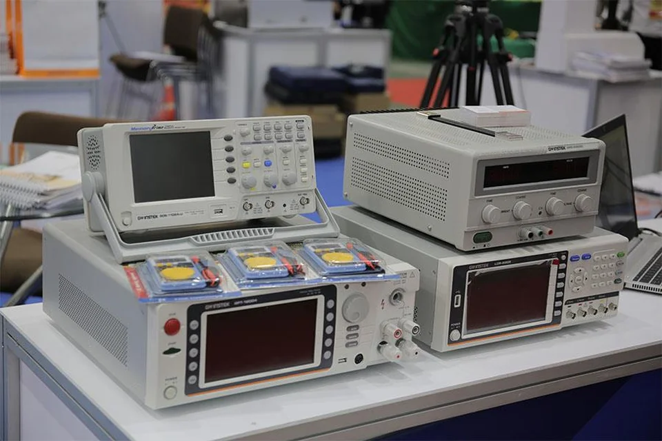 Cận cảnh thiết bị đo điện, tần số vô tuyến Cận cảnh thiết bị đo điện, tần số vô tuyến