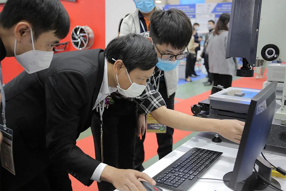 Đại biểu Vip Tour trải nghiệm kính hiển vi Đại biểu Vip Tour trải nghiệm kính hiển vi