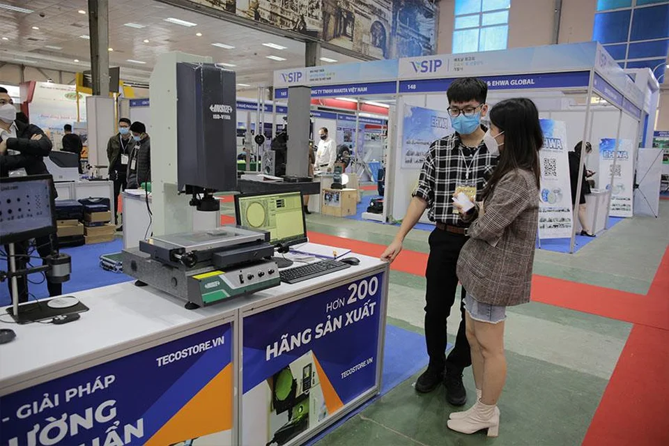 Khách hàng được nghe tư vấn về kính hiển vi Khách hàng được nghe tư vấn về kính hiển vi