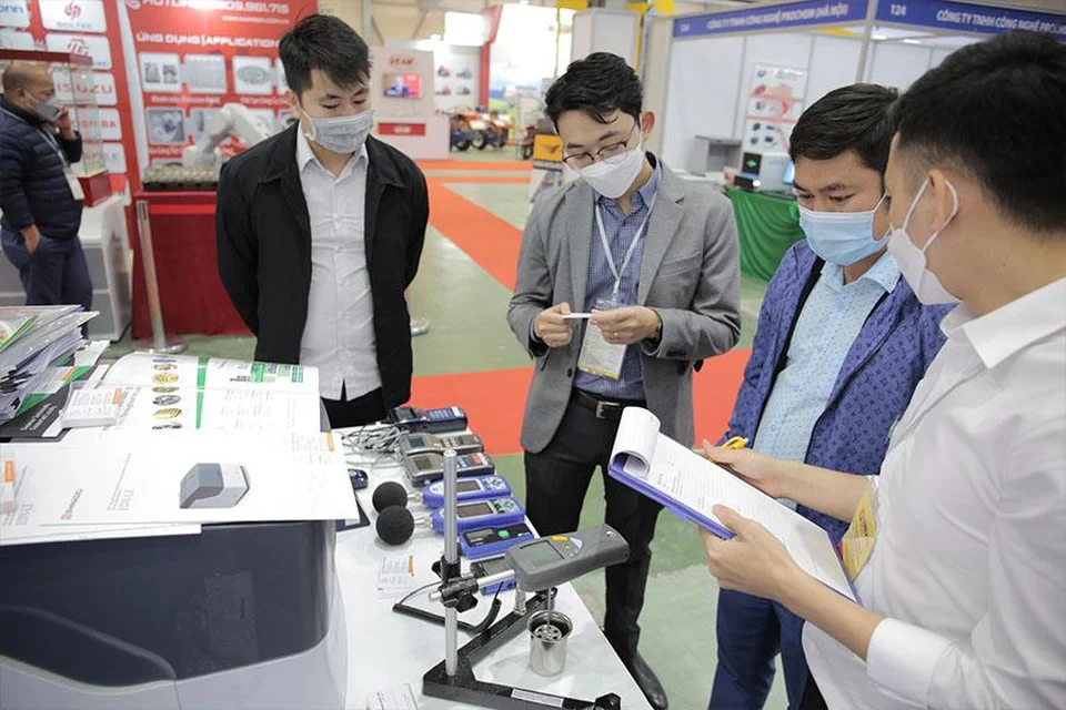 Khách hàng được tư vấn về máy đo độ ồn Khách hàng được tư vấn về máy đo độ ồn