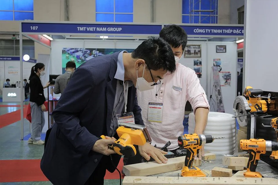 Khách hàng trải nghiệm máy chà nhám INGCO Khách hàng trải nghiệm máy chà nhám INGCO