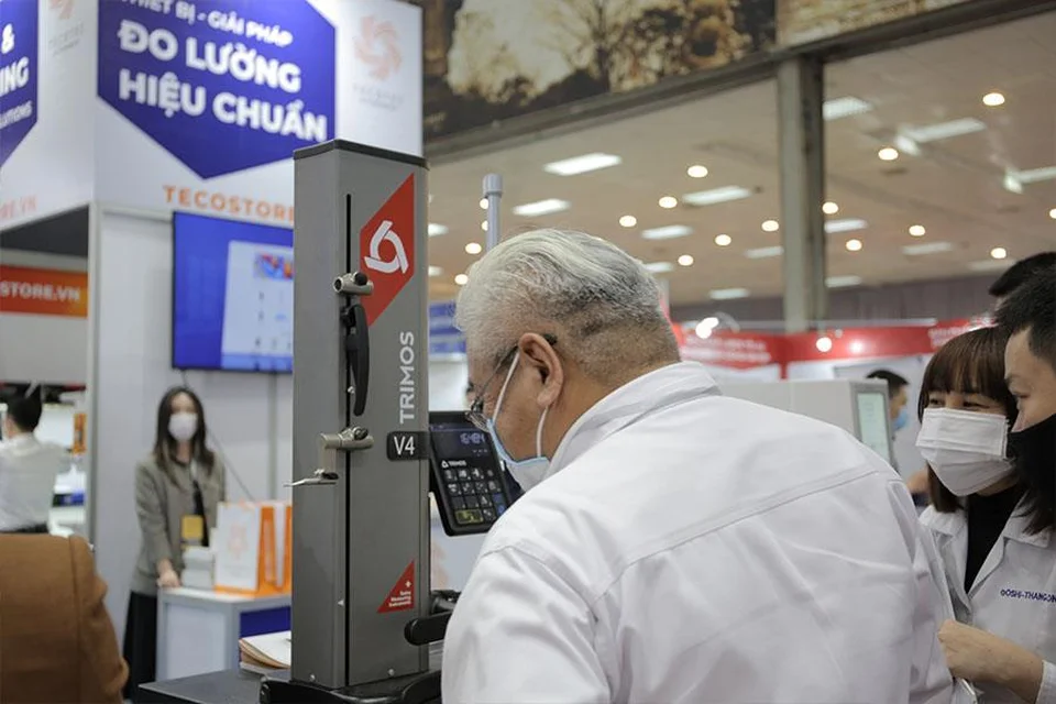 Khách hàng trước khu vực trưng bày thước đo cao Khách hàng trước khu vực trưng bày thước đo cao