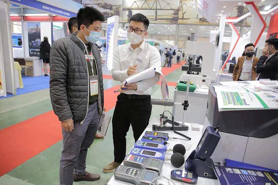 Khu vực trưng bày thiết bị quan trắc môi trường Khu vực trưng bày thiết bị quan trắc môi trường