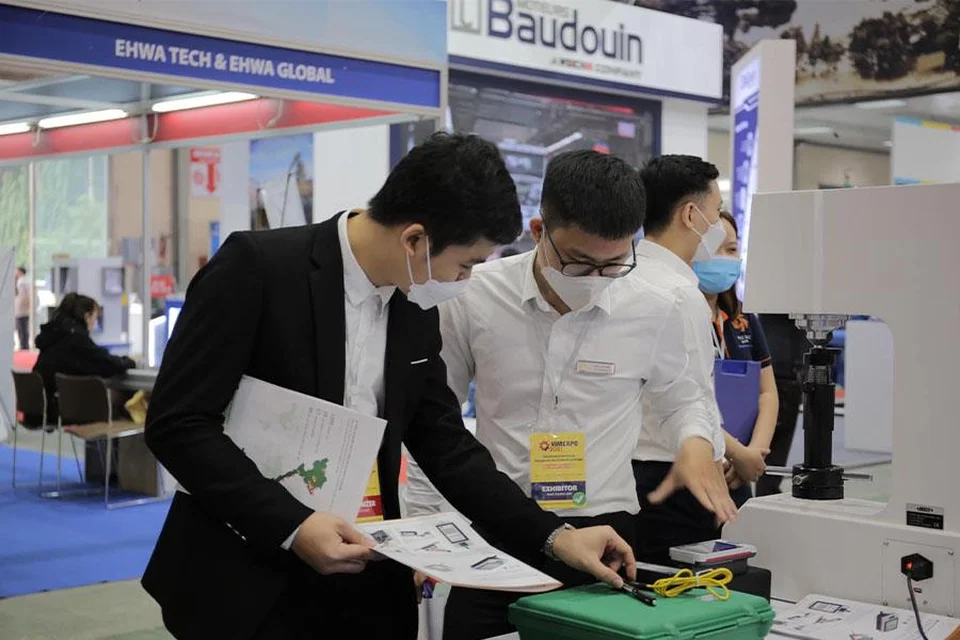 Tư vấn viên giới thiệu máy đo lực cho khách hàng Tư vấn viên giới thiệu máy đo lực cho khách hàng