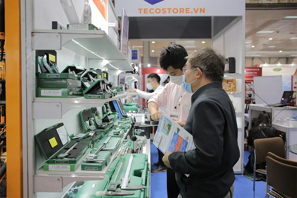 Tư vấn viên giới thiệu thước kẹp cho khách hàng Tư vấn viên giới thiệu thước kẹp cho khách hàng