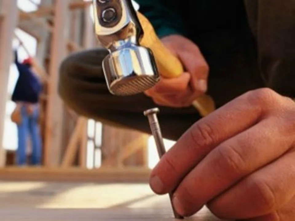 Giữ đinh đúng cách Giữ đinh đúng cách