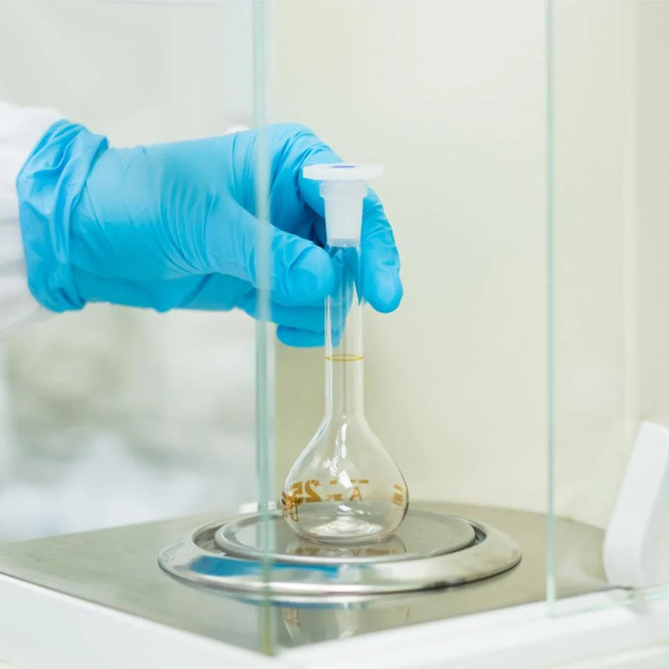 Dùng bình đo tỷ trọng trong phòng thí nghiệm