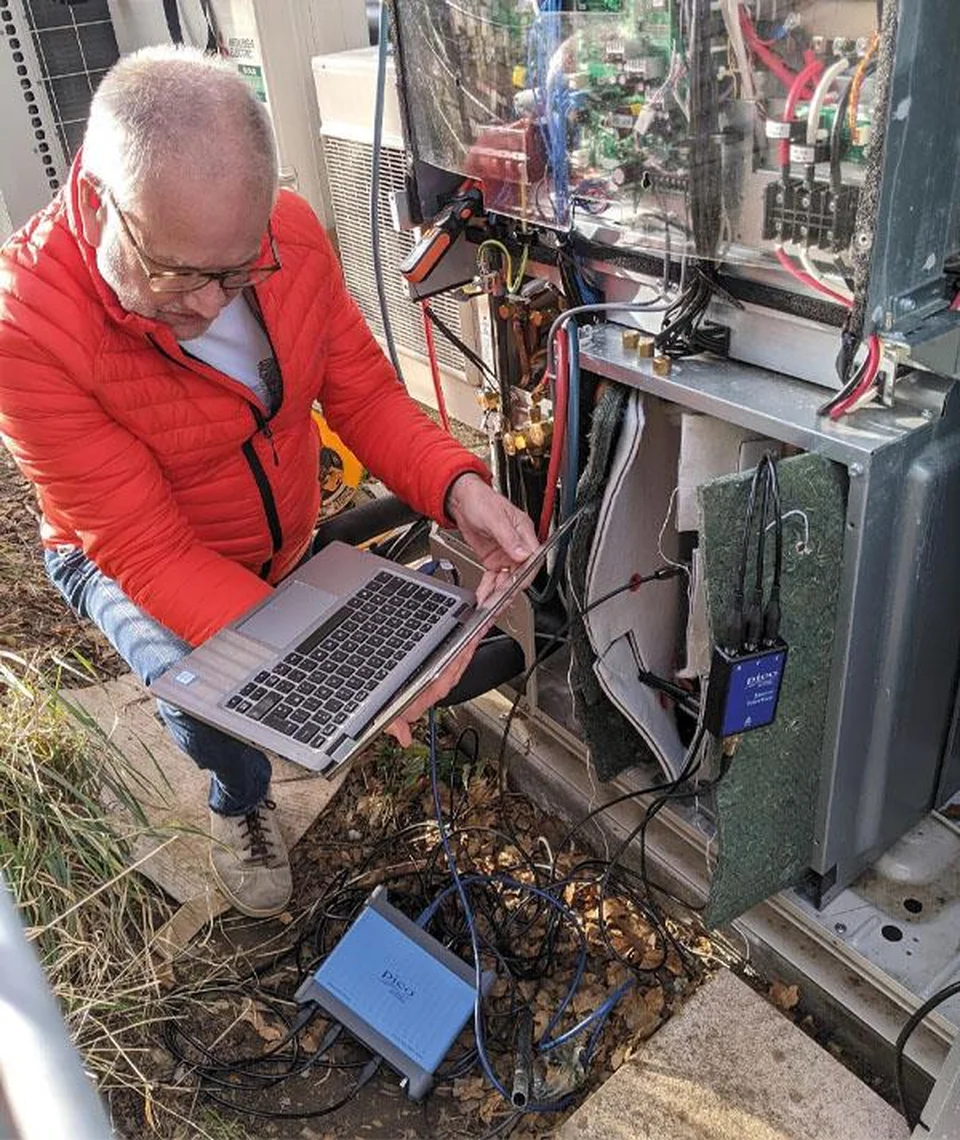 Máy hiện sóng Picoscope 4000A đang được các kỹ sư của hãng kiểm định Máy hiện sóng Picoscope 4000A đang được các kỹ sư của hãng kiểm định