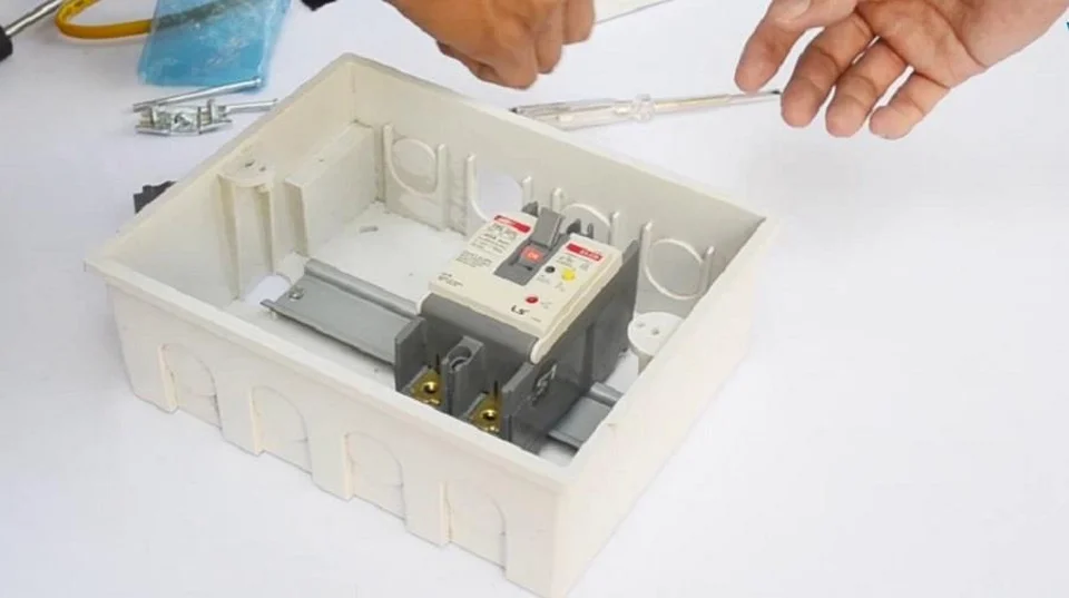 Thiết bị chống rò điện