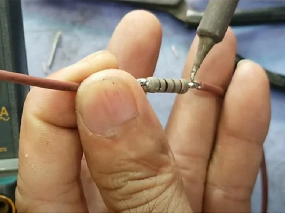 Xả tụ bằng điện trở