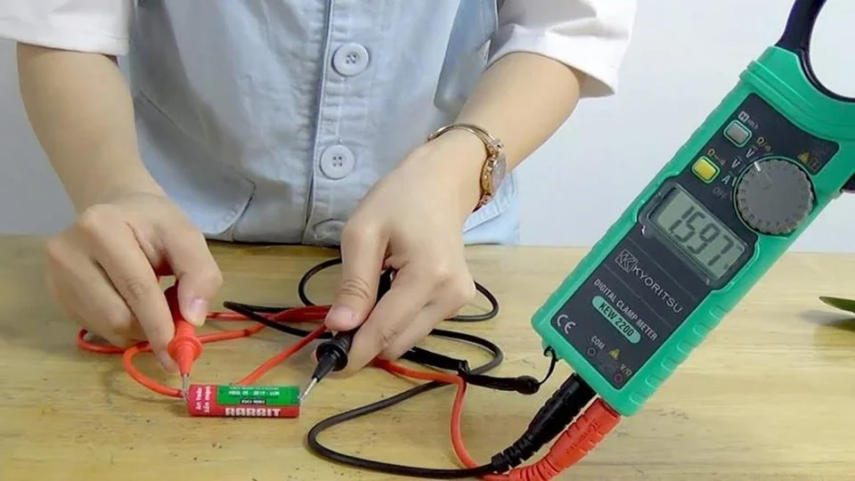 Cách sử dụng ampe kìm đo điện áp Cách sử dụng ampe kìm đo điện áp