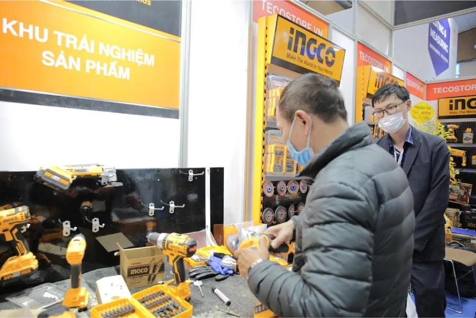 Khách hàng trải nghiệm máy mài INGCO