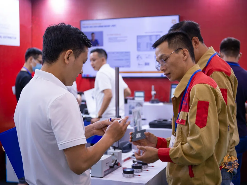 Khách hàng trao đổi danh thiếp với Tecotec Khách hàng trao đổi danh thiếp với Tecotec