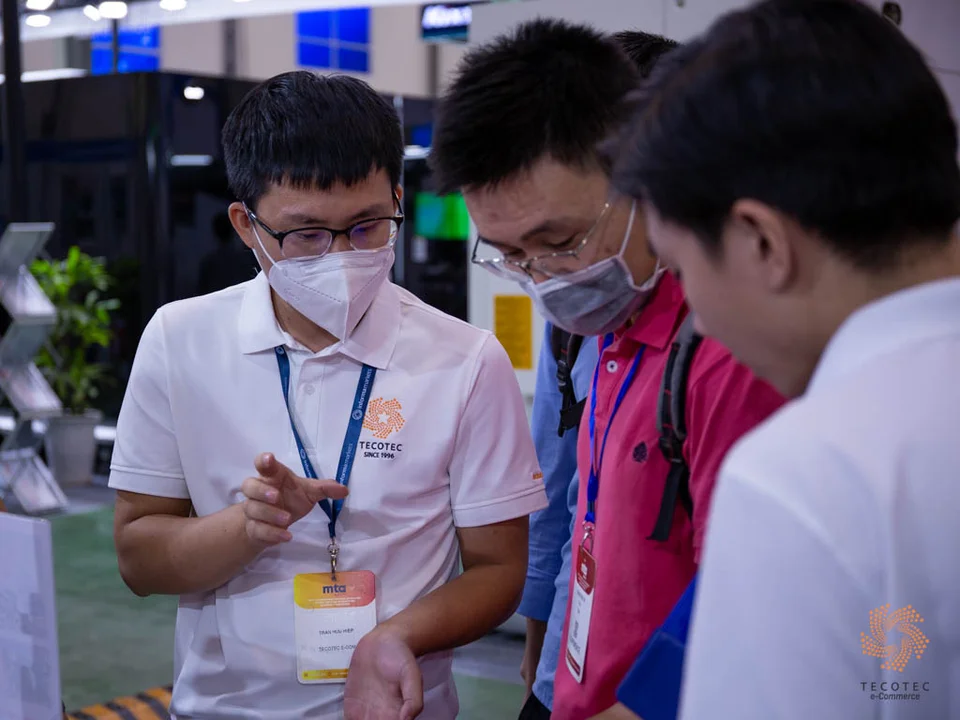 Kỹ sư của Tecotec đang tư vấn thông tin sản phẩm cho khách hàng Kỹ sư của Tecotec đang tư vấn thông tin sản phẩm cho khách hàng