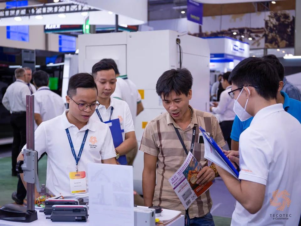 Khách hàng tham quan tại khu vực trưng bày máy đo cao Mahr Khách hàng tham quan tại khu vực trưng bày máy đo cao Mahr