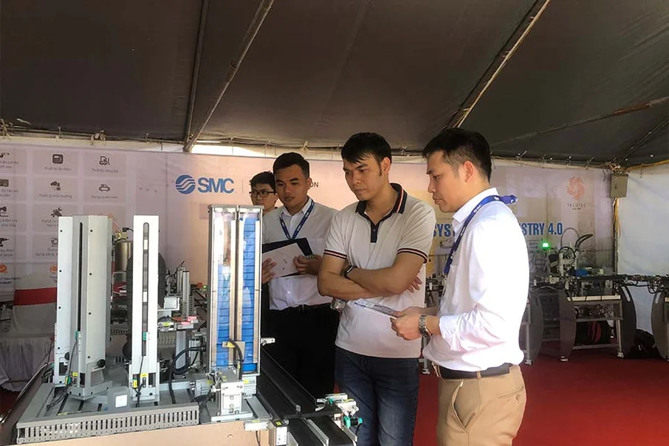 Khách tham quan được giới thiệu về hệ thông SIF - 400