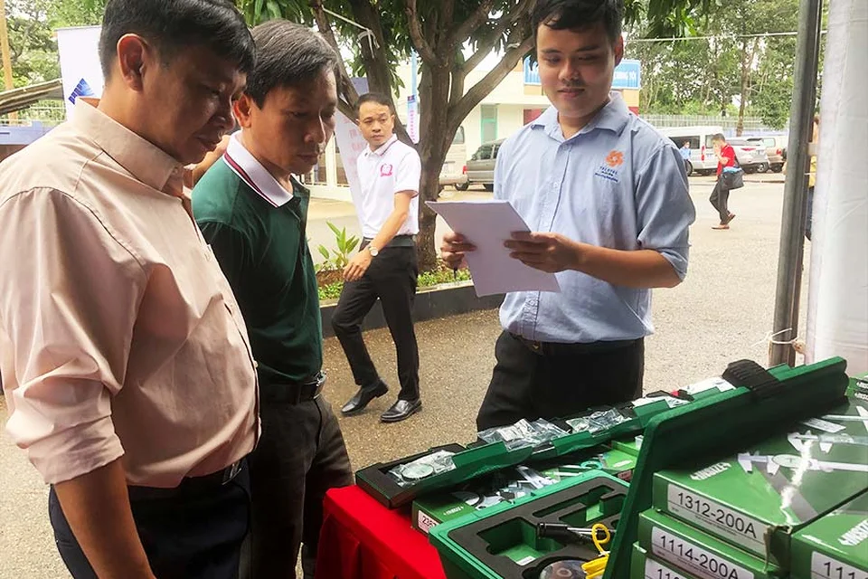 TECOTEC Goup tư vấn sản phẩm cho khách tham quan