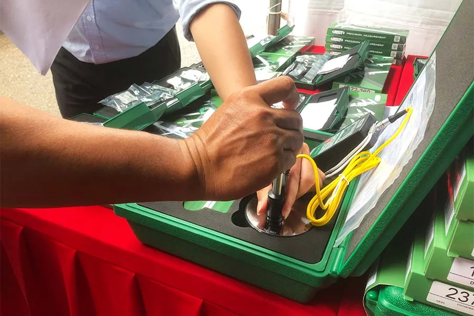 Khách tham quan được trải nghiệm sản phẩm tại gian hàng thiết bị đo Insize