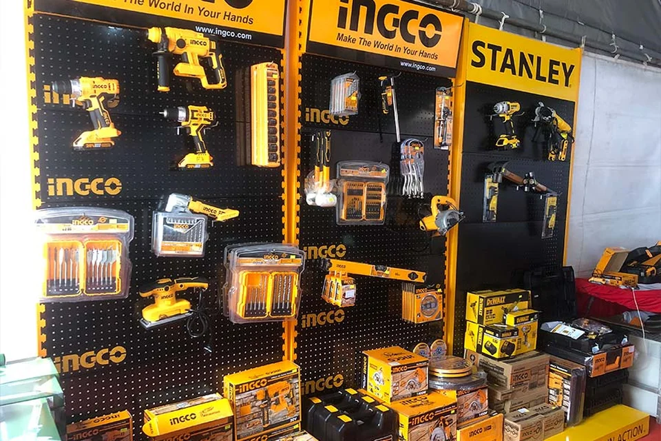 Khu vực trưng bày dụng cụ cầm tay và thiết bị điện 