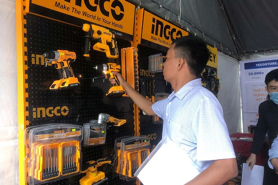 Khách hàng chọn lựa máy khoan pin Ingco