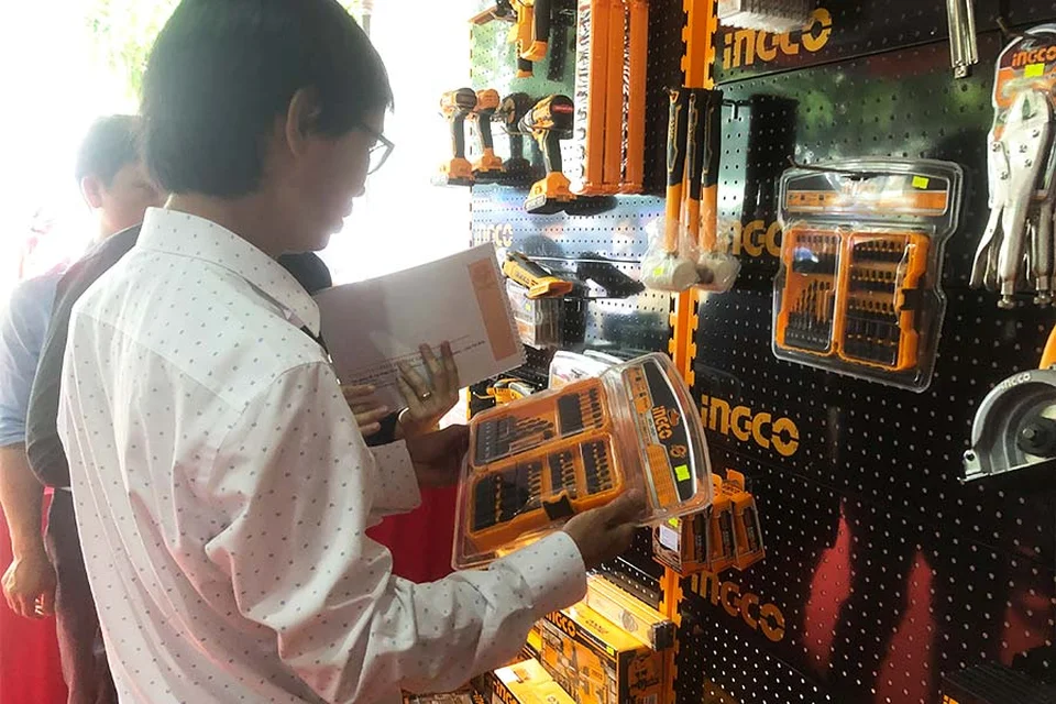 Khách hàng chọn lựa bộ mũi khoan Ingco