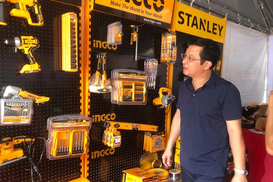 Khách hàng quan tâm đồ hand tool, power tool tại gian hàng của TECOTEC Group