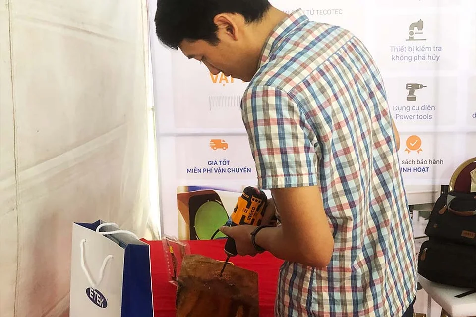 Khách tham quan trực tiếp trải nghiệm sản phẩm ở khu vực bàn nguội