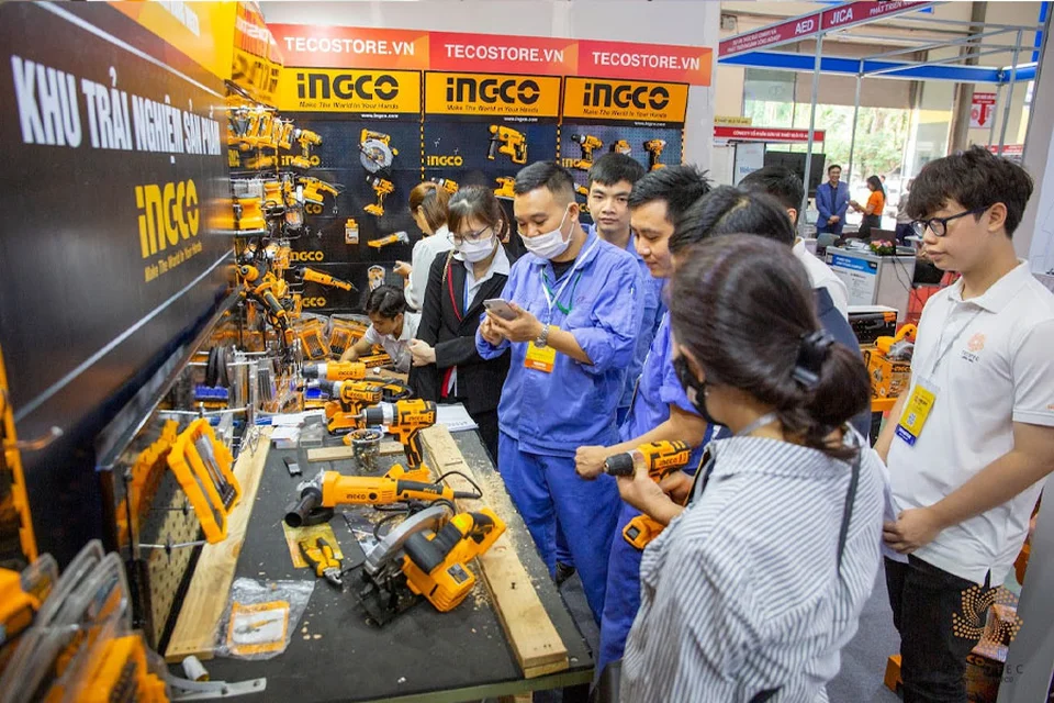 Khách hàng trải nghiệm sản phẩm tại khu vực bàn nguội