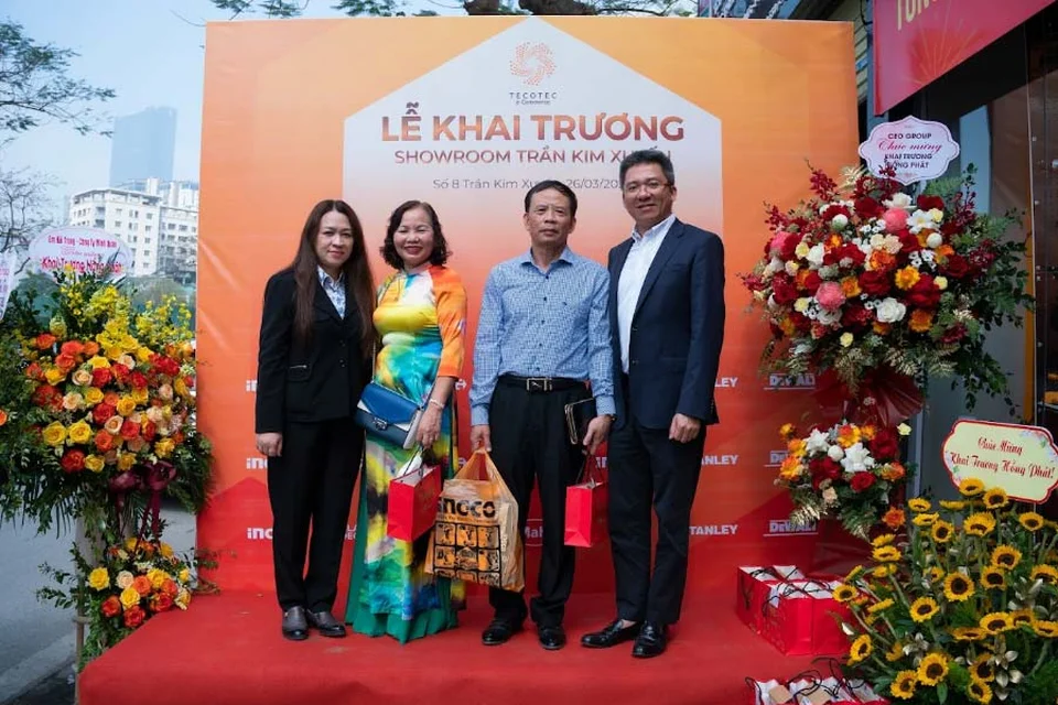 Khách hàng đem theo món quà Tecostore chuẩn bị